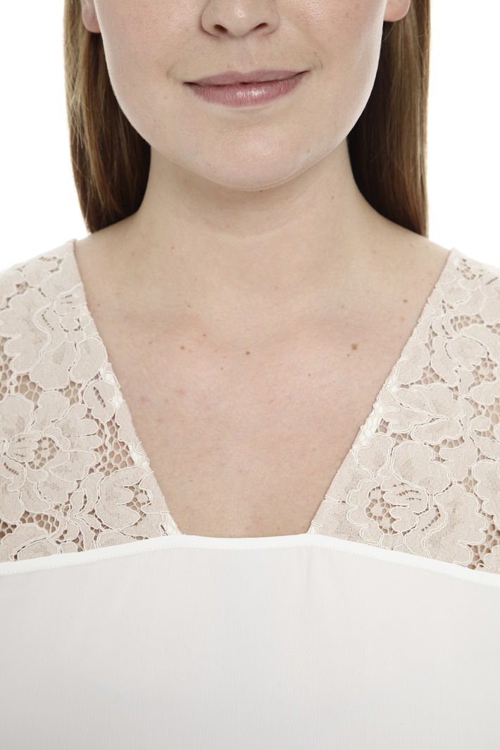 Top in crepe e pizzo macramè Diffusione Tessile Top in crepe e pizzo macramè Diffusione Tessile