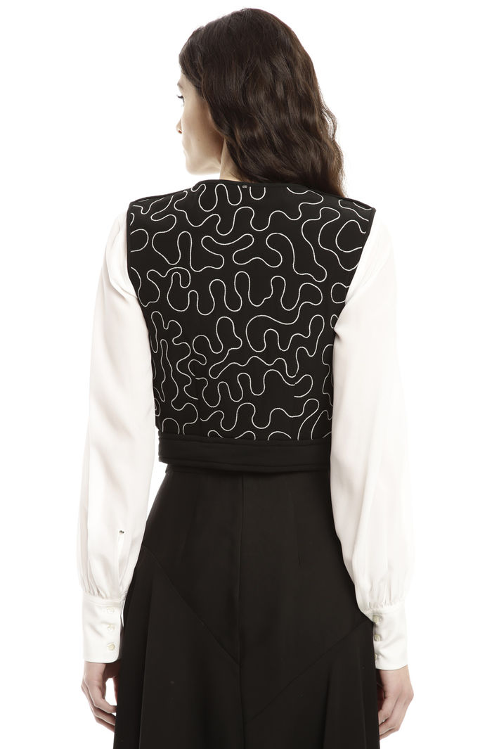 Gilet compatto con ricamo Diffusione Tessile Gilet compatto con ricamo Diffusione Tessile