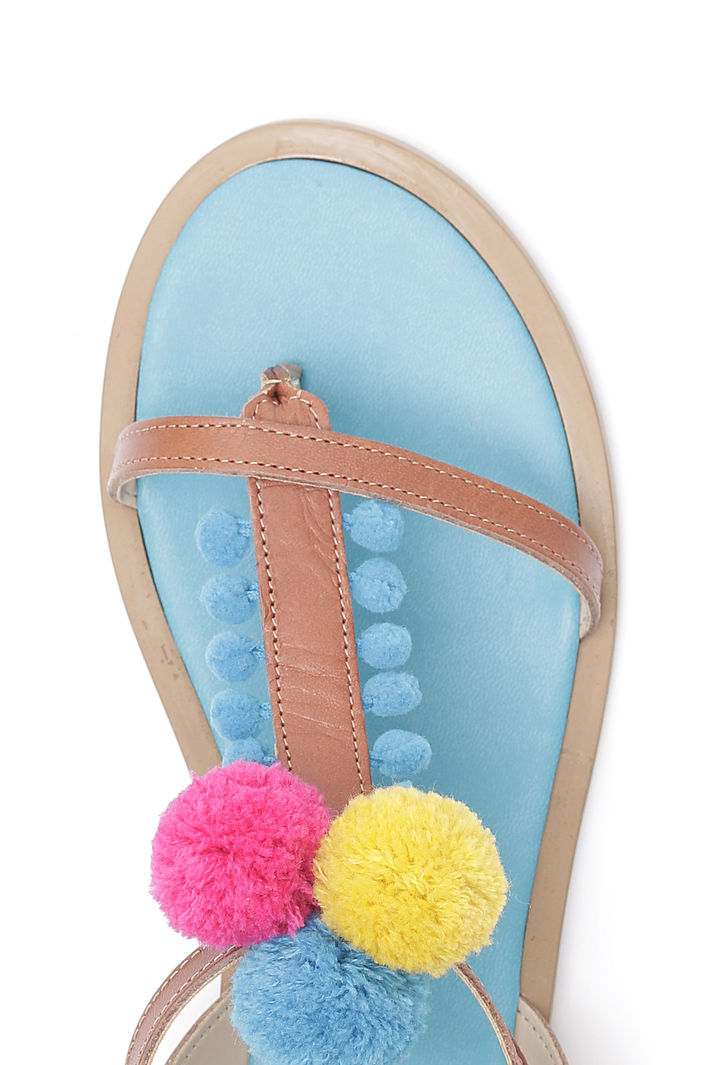 Sandali flat con pon-pon Intrend Sandali flat con pon-pon Intrend