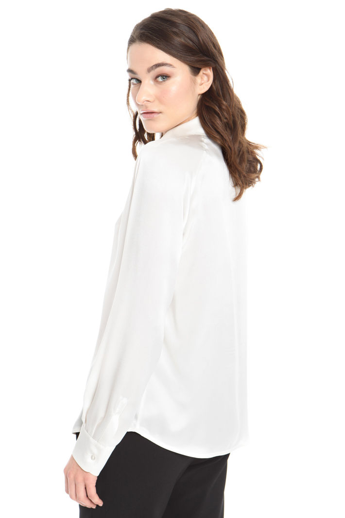 Blusa in raso con fiocco Intrend Blusa in raso con fiocco Intrend