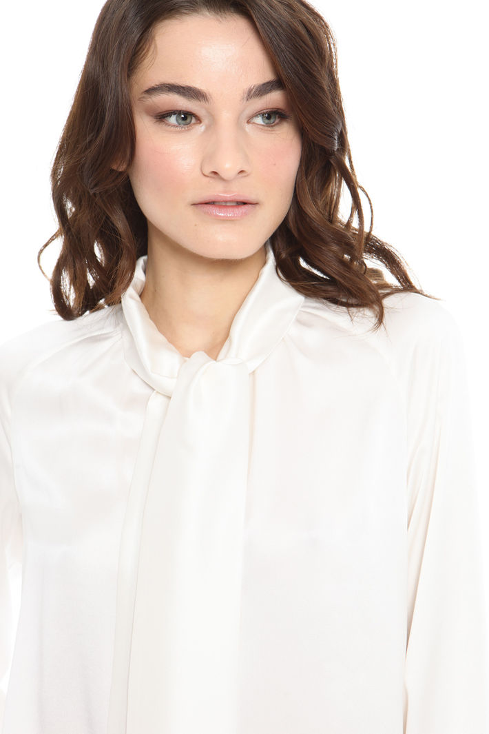 Blusa in raso con fiocco Intrend Blusa in raso con fiocco Intrend