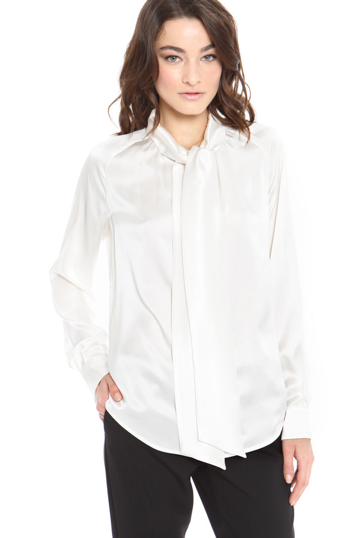 Blusa in raso con fiocco Intrend Blusa in raso con fiocco Intrend