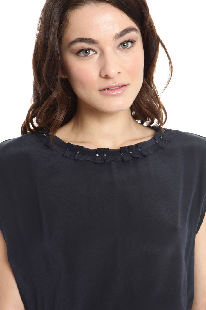 Top con piccoli strass ricamati Fashion Market Top con piccoli strass ricamati Fashion Market