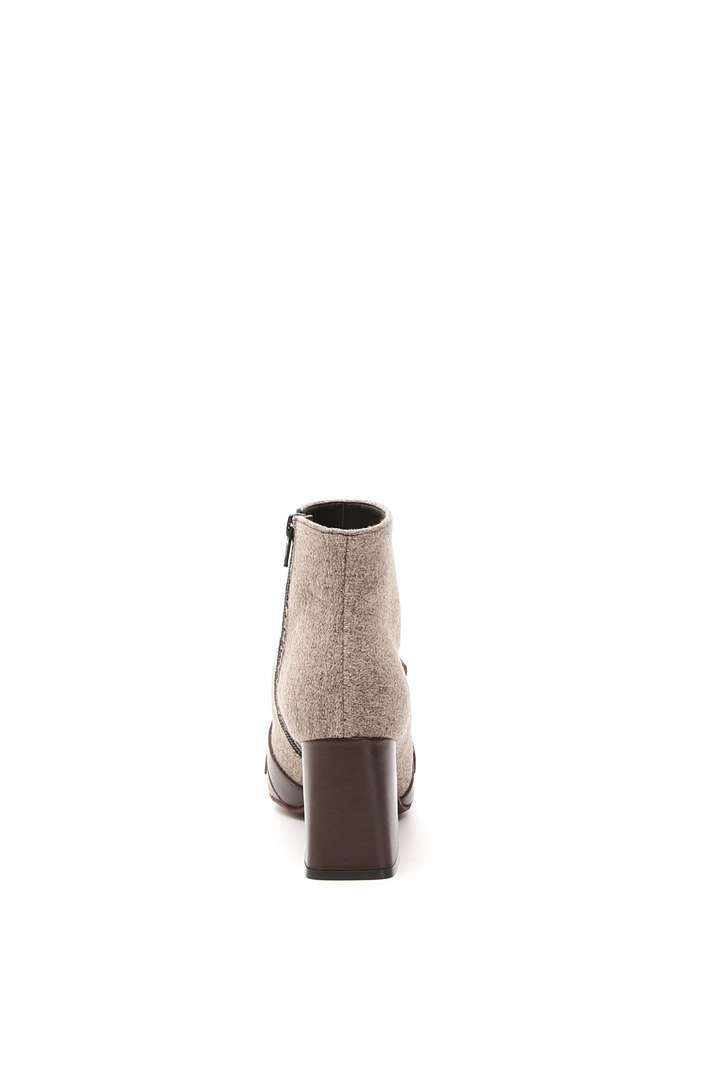 Stivaletto con frange Diffusione Tessile Stivaletto con frange Diffusione Tessile