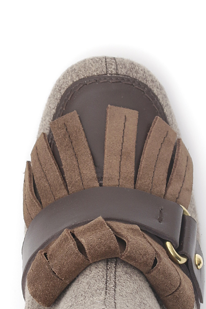 Stivaletto con frange Diffusione Tessile Stivaletto con frange Diffusione Tessile