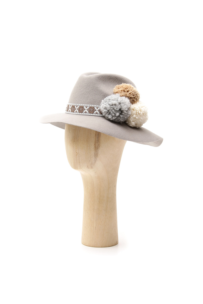 Fedora con pon pon Diffusione Tessile Fedora con pon pon Diffusione Tessile