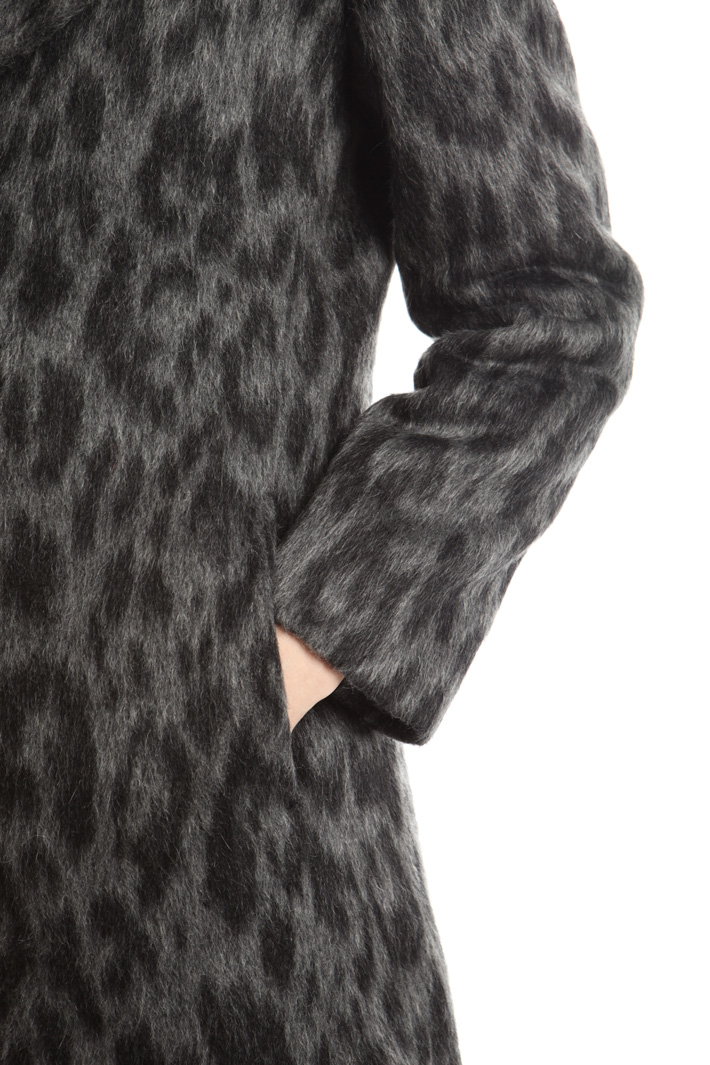 Cappotto a motivo animalier Diffusione Tessile Cappotto a motivo animalier Diffusione Tessile
