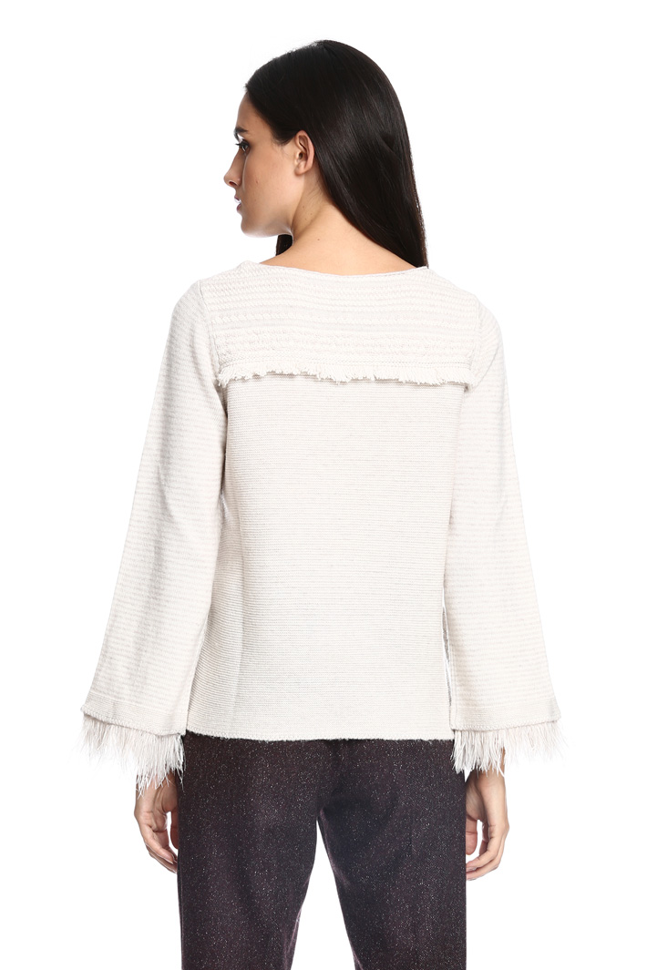 Maglia con piume e frange Diffusione Tessile Maglia con piume e frange Diffusione Tessile