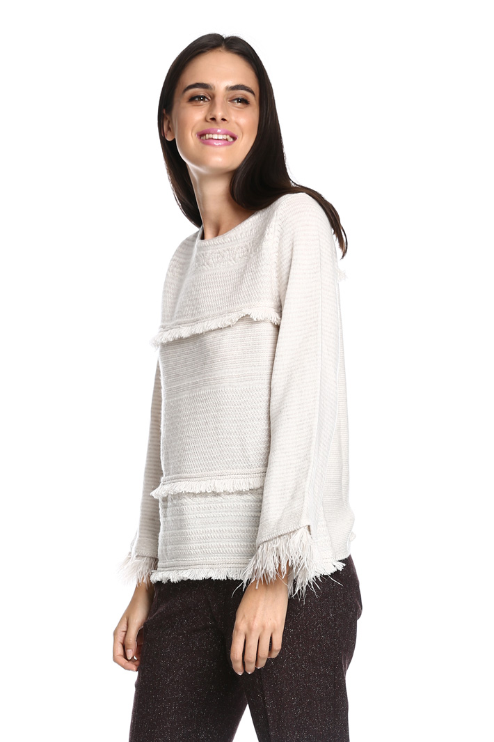 Maglia con piume e frange Diffusione Tessile Maglia con piume e frange Diffusione Tessile
