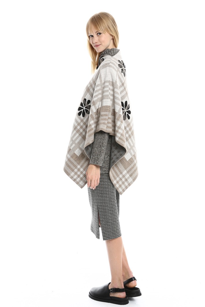 Poncho asimmetrico a fantasia Diffusione Tessile Poncho asimmetrico a fantasia Diffusione Tessile