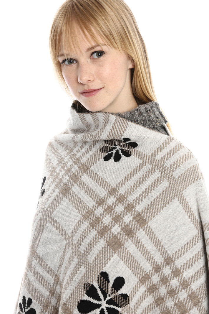 Poncho asimmetrico a fantasia Diffusione Tessile Poncho asimmetrico a fantasia Diffusione Tessile