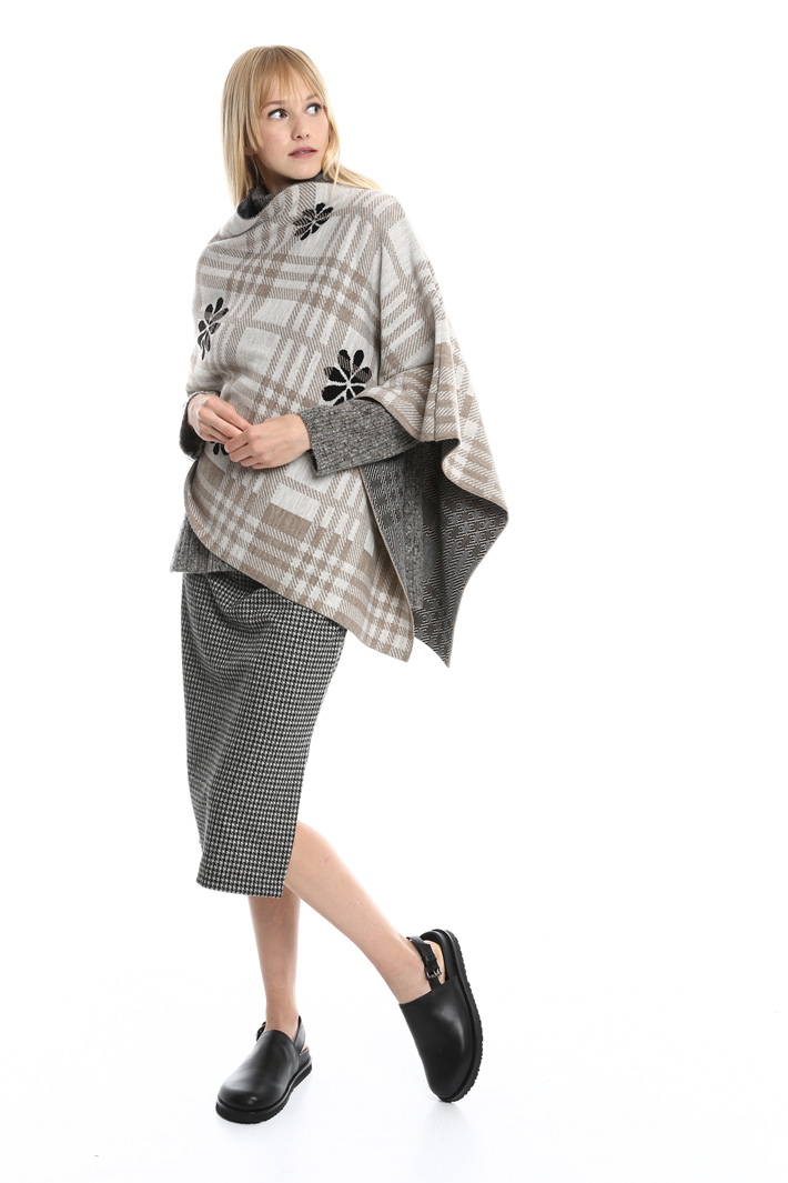 Poncho asimmetrico a fantasia Diffusione Tessile Poncho asimmetrico a fantasia Diffusione Tessile