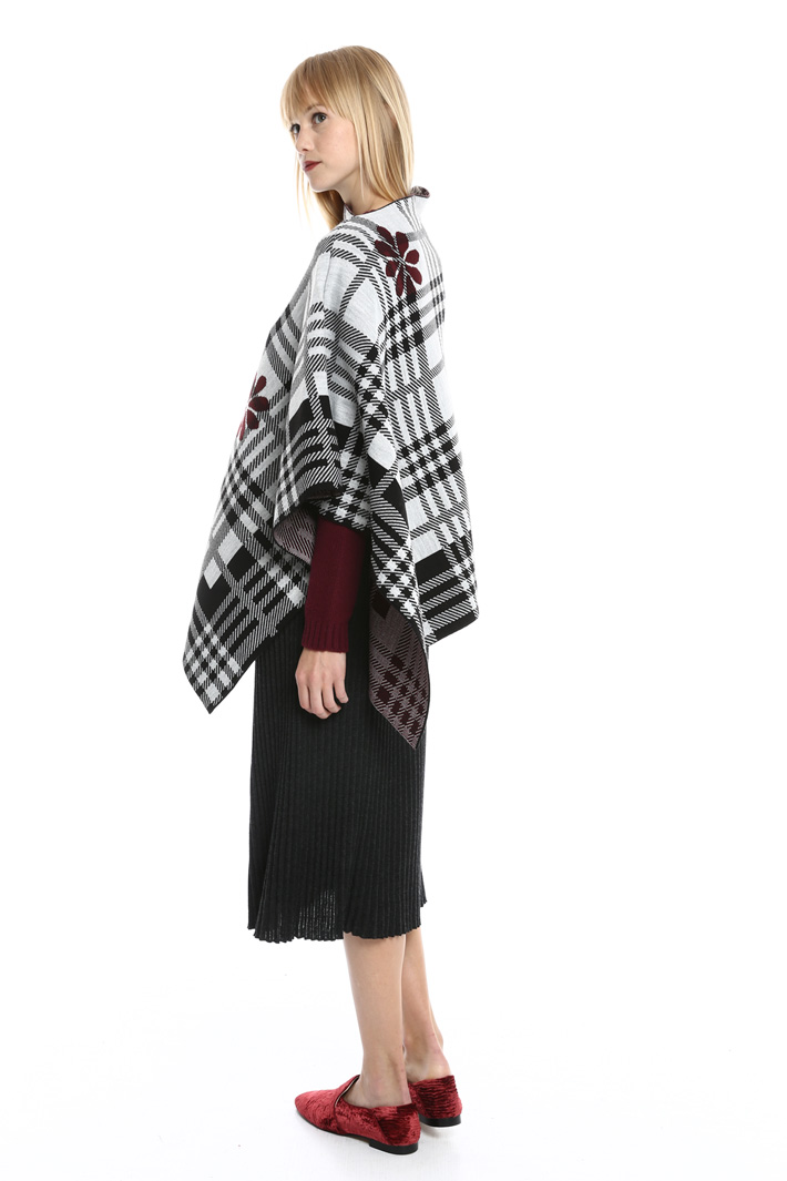 Poncho asimmetrico a fantasia Diffusione Tessile Poncho asimmetrico a fantasia Diffusione Tessile