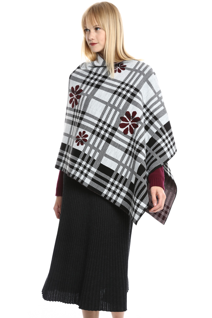 Poncho asimmetrico a fantasia Diffusione Tessile Poncho asimmetrico a fantasia Diffusione Tessile