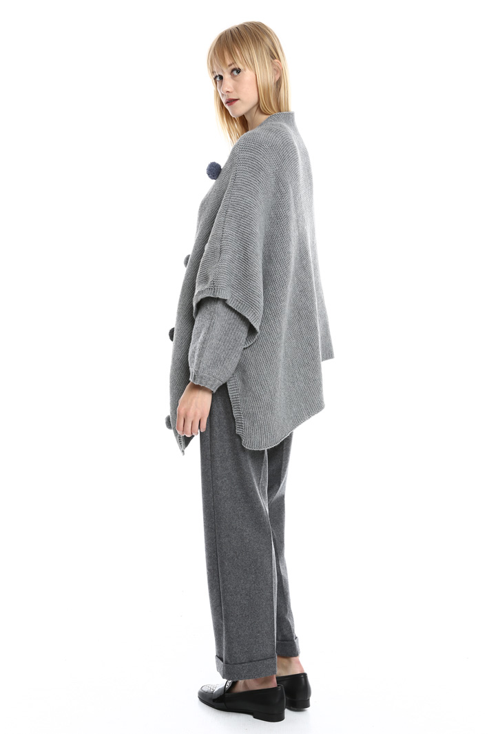 Poncho con pon pon Diffusione Tessile Poncho con pon pon Diffusione Tessile
