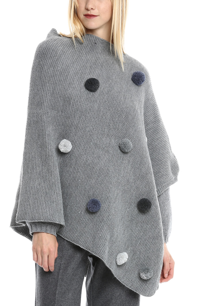 Poncho con pon pon Diffusione Tessile Poncho con pon pon Diffusione Tessile