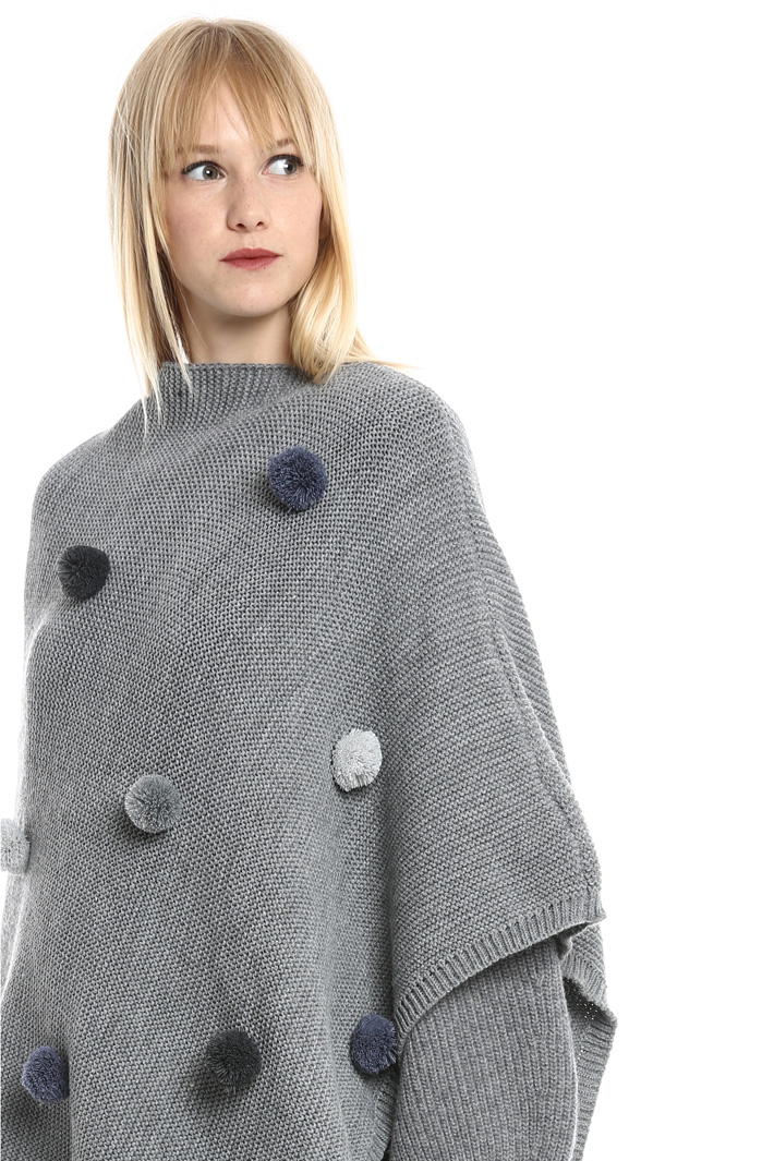Poncho con pon pon Diffusione Tessile Poncho con pon pon Diffusione Tessile