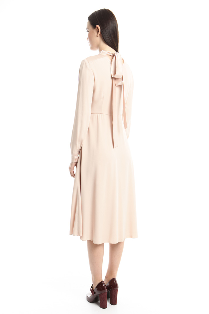Abito in crepe enver satin Diffusione Tessile Abito in crepe enver satin Diffusione Tessile
