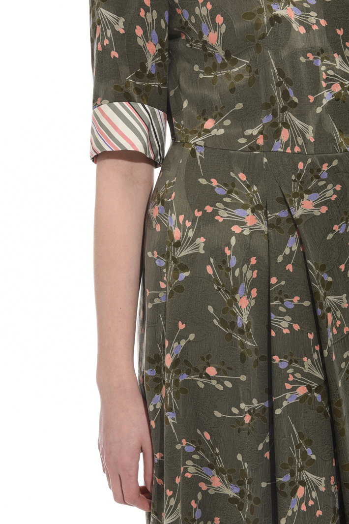 Dress in fluid jacquard fabric Intrend Dress in fluid jacquard fabric Intrend