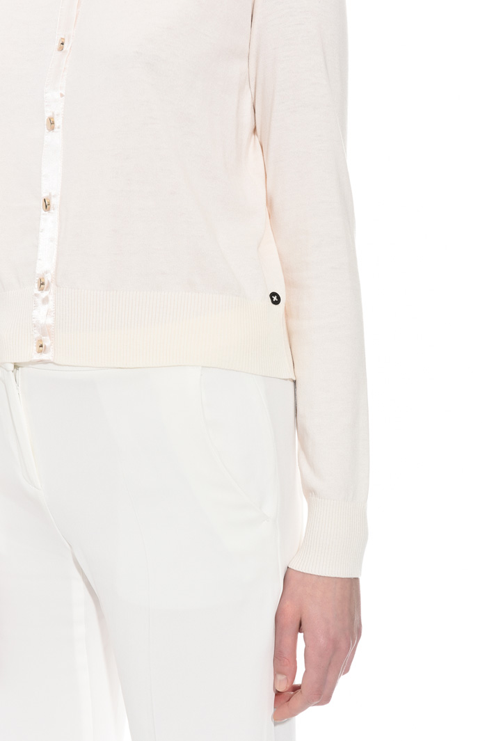 Satin trim shrug Intrend Satin trim shrug Intrend