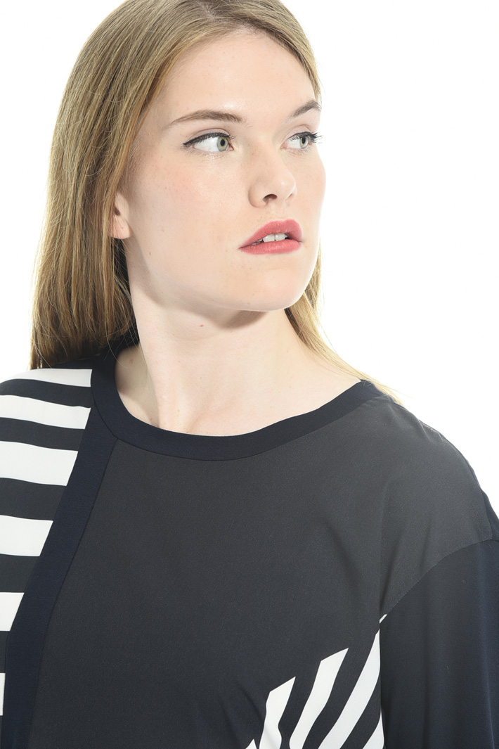 T-shirt in jersey and crepe Intrend T-shirt in jersey and crepe Intrend