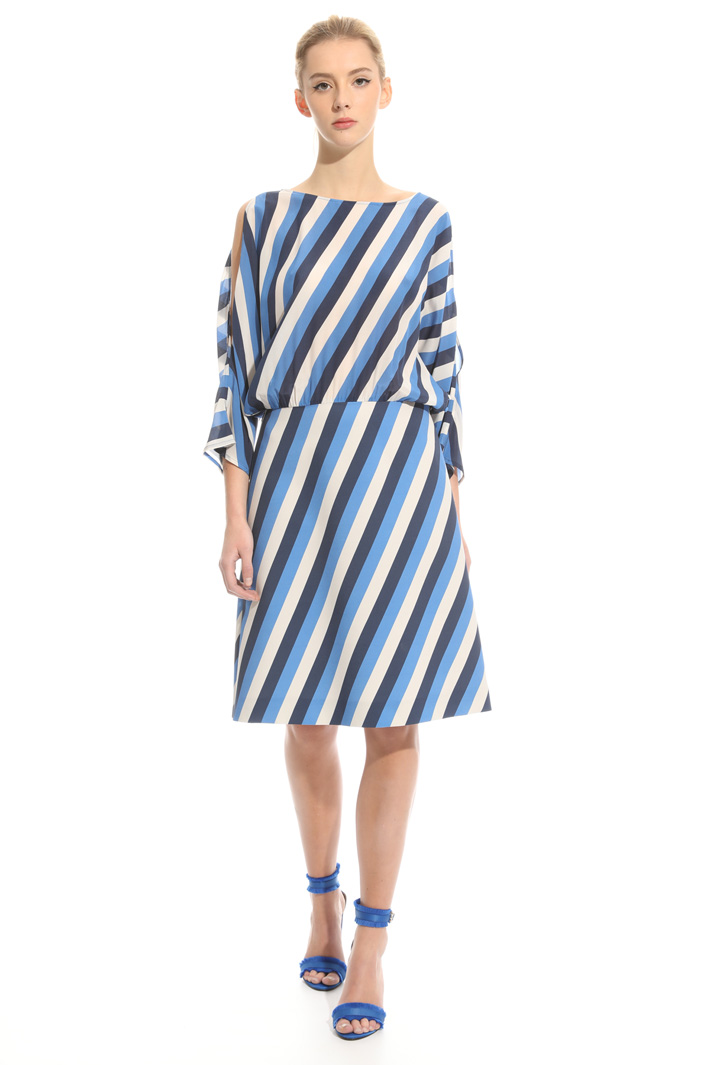 Kimono sleeves dress
Intrend Kimono sleeves dress
Intrend