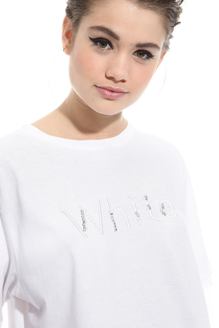 T-shirt con ricami bijoux Intrend T-shirt con ricami bijoux Intrend