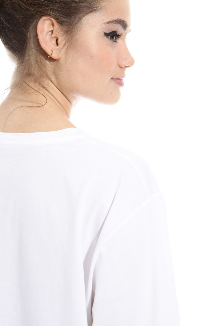 T-shirt con ricami bijoux Intrend T-shirt con ricami bijoux Intrend