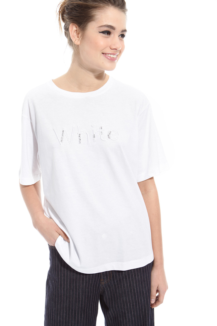 T-shirt con ricami bijoux Intrend T-shirt con ricami bijoux Intrend
