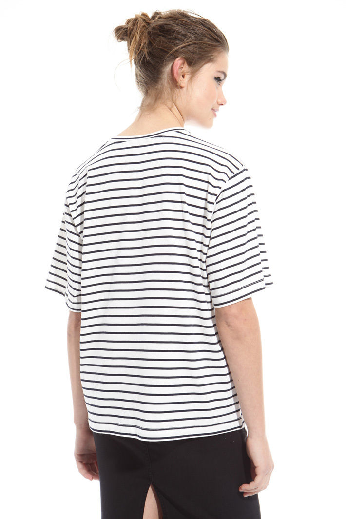 T-shirt con ricami bijoux Intrend T-shirt con ricami bijoux Intrend