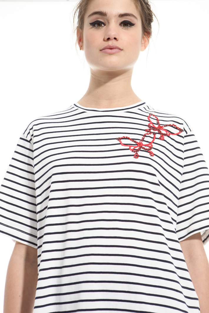 T-shirt con ricami bijoux Intrend T-shirt con ricami bijoux Intrend