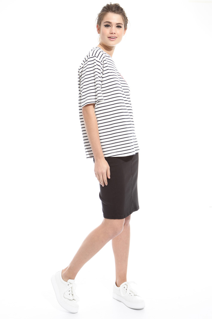T-shirt con ricami bijoux Intrend T-shirt con ricami bijoux Intrend