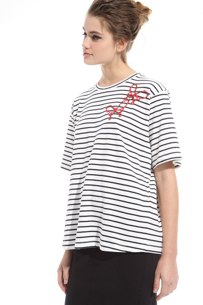 T-shirt con ricami bijoux Intrend T-shirt con ricami bijoux Intrend