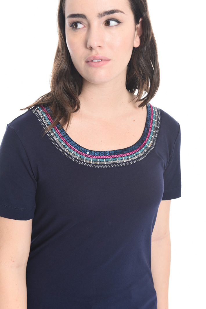 T-shirt con ricamo paillettes Intrend T-shirt con ricamo paillettes Intrend