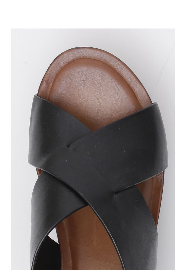 Leather platform sandals
Intrend Leather platform sandals
Intrend