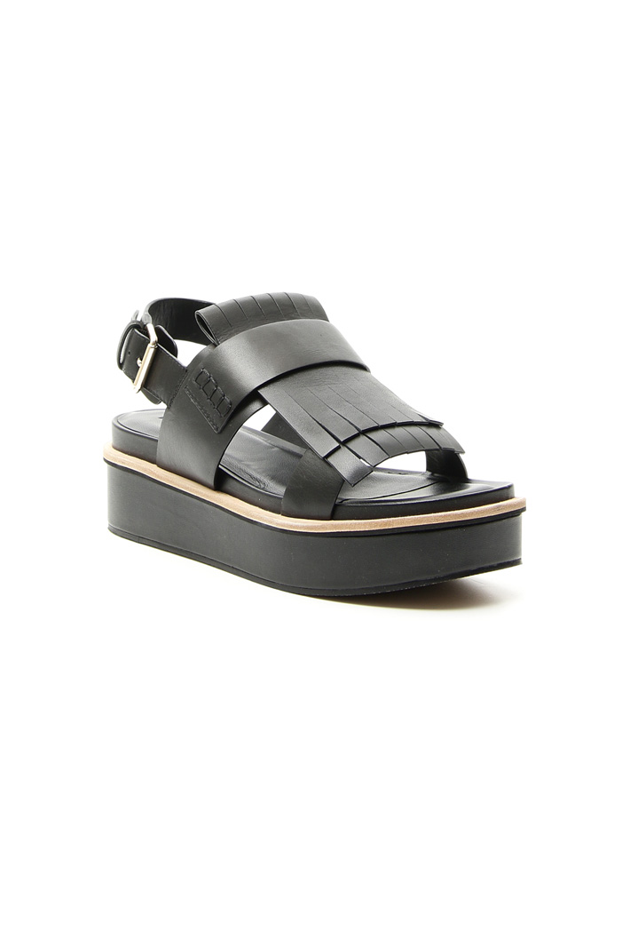 Platform sandal with fringe
Intrend Platform sandal with fringe
Intrend