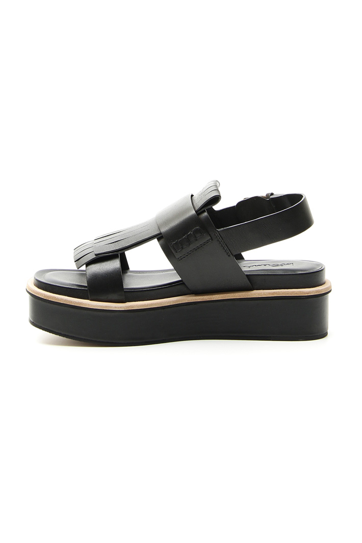 Platform sandal with fringe
Intrend Platform sandal with fringe
Intrend