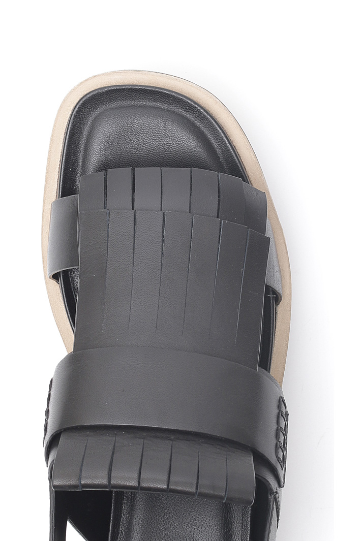 Platform sandal with fringe
Intrend Platform sandal with fringe
Intrend