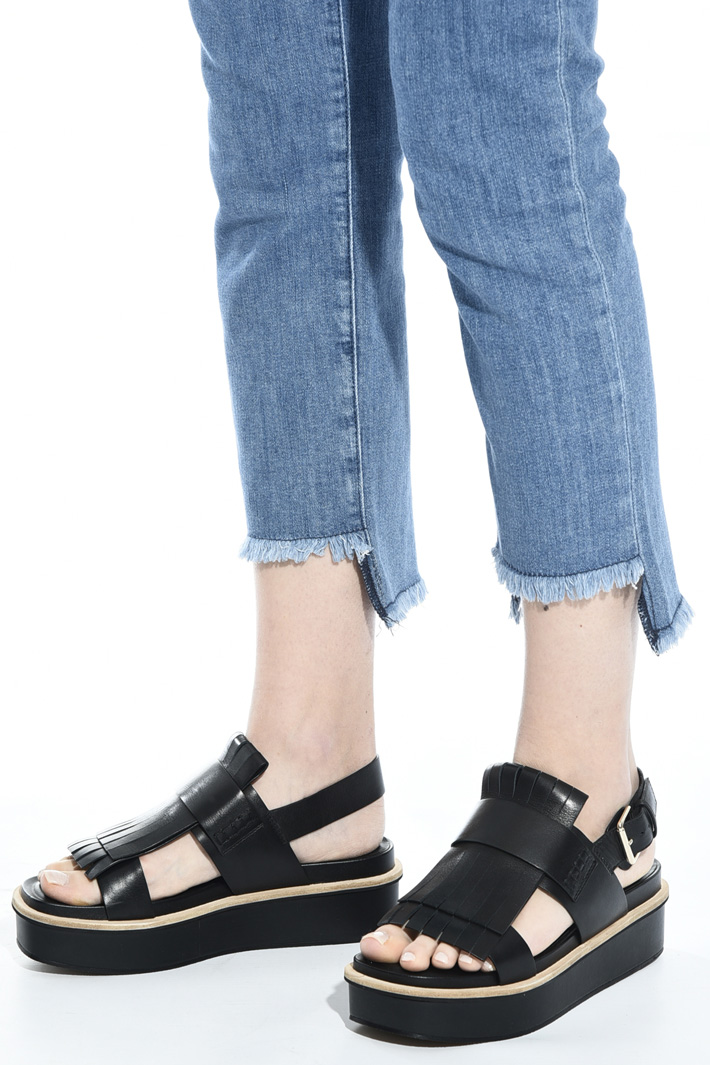 Platform sandal with fringe
Intrend Platform sandal with fringe
Intrend