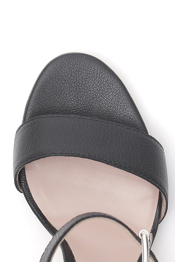 Tumbled leather sandals Intrend Tumbled leather sandals Intrend