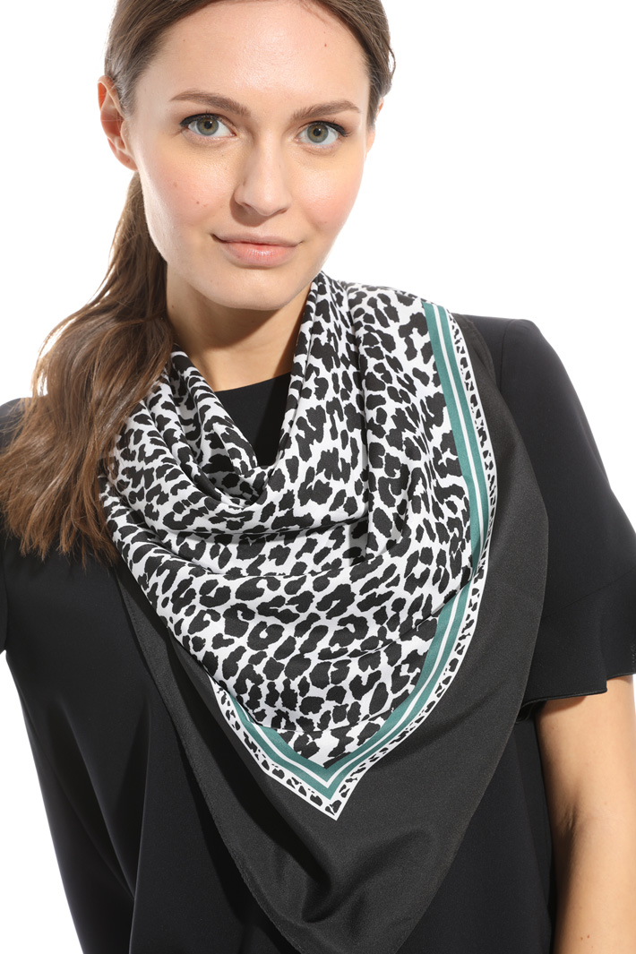 Foulard a stampa animalier Intrend Foulard a stampa animalier Intrend
