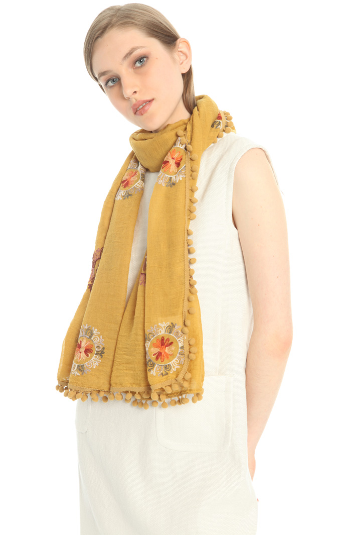 Embroidered pompom scarf Intrend Embroidered pompom scarf Intrend