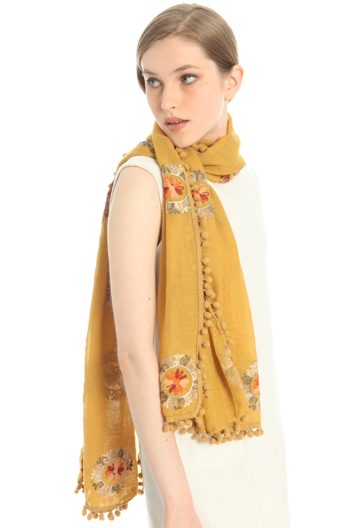 Embroidered pompom scarf Intrend Embroidered pompom scarf Intrend