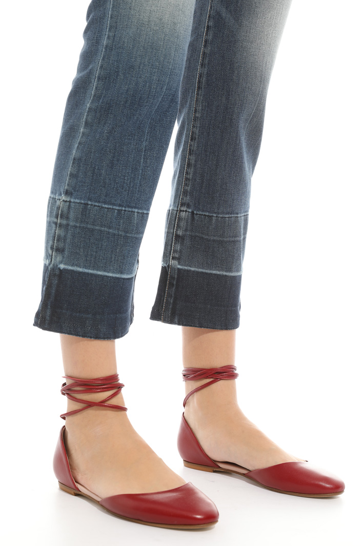 Jeans con bande scure al fondo Intrend Jeans con bande scure al fondo Intrend