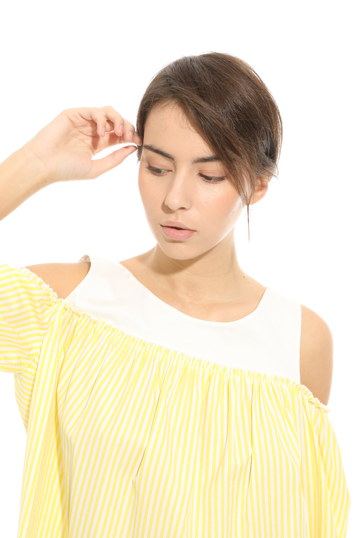 Cold shoulder top Intrend Cold shoulder top Intrend