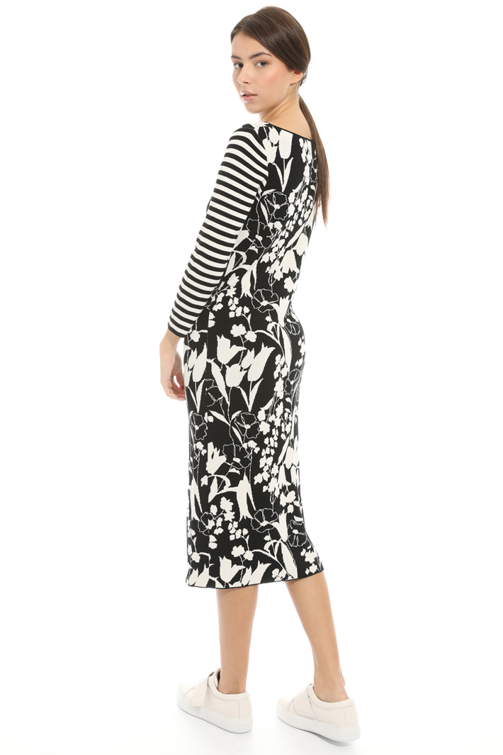 Abito in maglia mix di stampe Intrend Abito in maglia mix di stampe Intrend