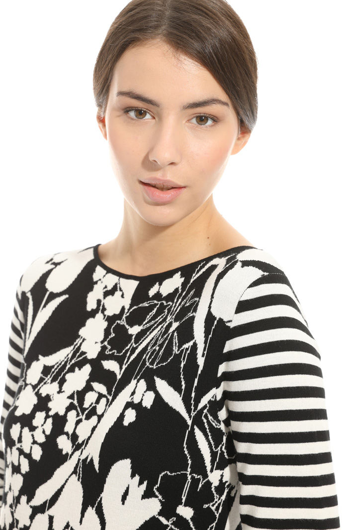 Abito in maglia mix di stampe Intrend Abito in maglia mix di stampe Intrend