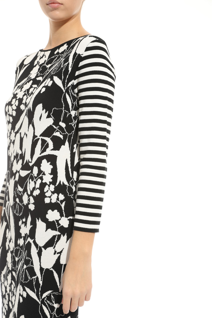 Abito in maglia mix di stampe Intrend Abito in maglia mix di stampe Intrend