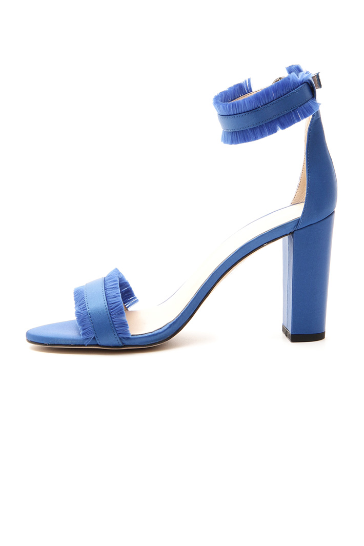 Satin sandal with fringes
Intrend Satin sandal with fringes
Intrend
