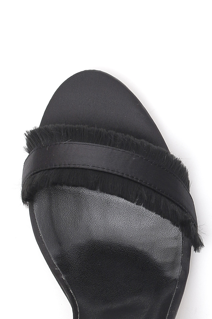 Satin sandal with fringes
Intrend Satin sandal with fringes
Intrend